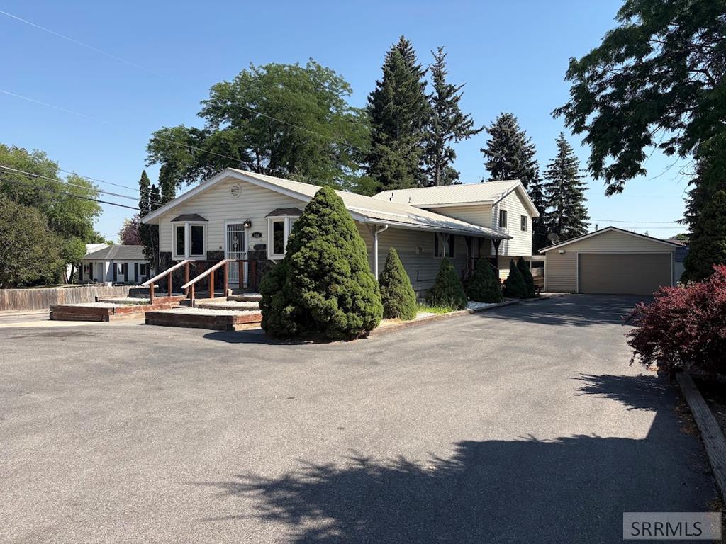 880 1st Street Property Photo 1