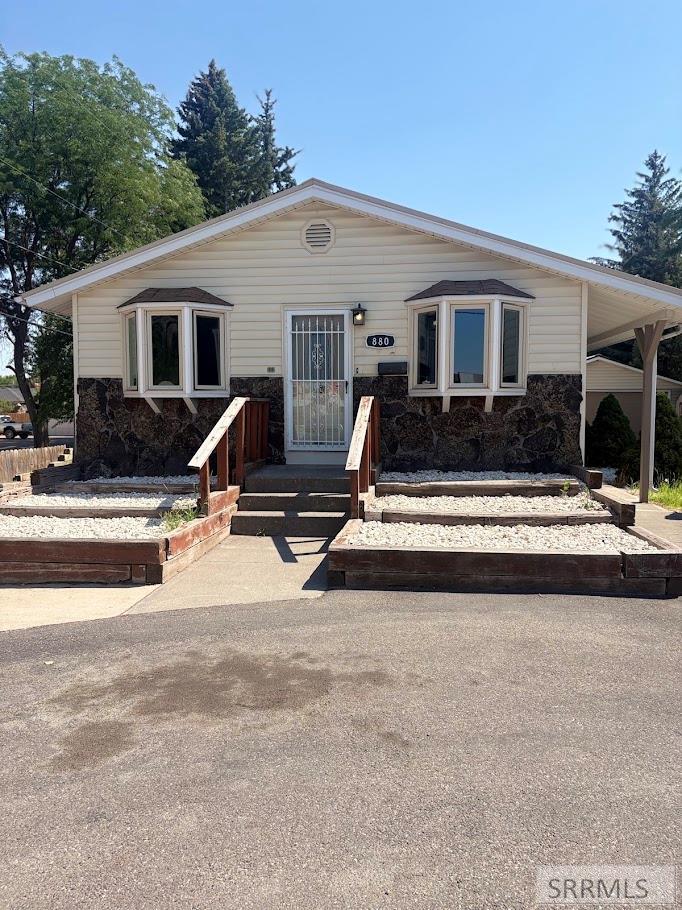 880 1st Street Property Photo 3
