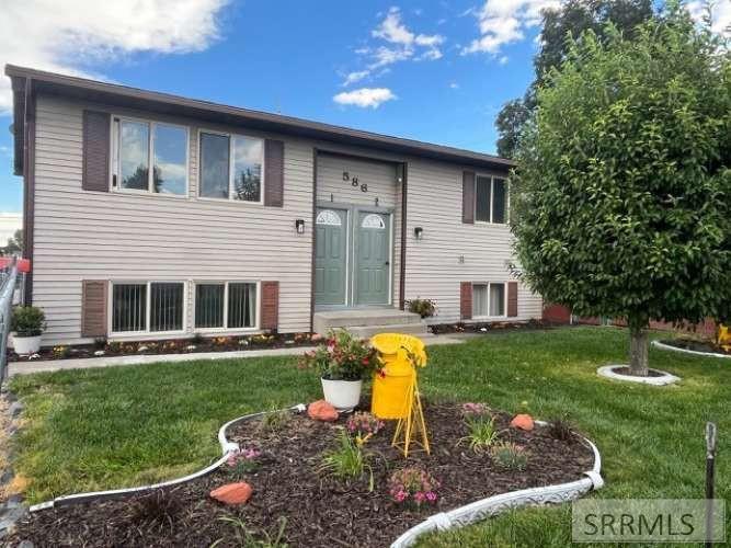 586 Boyd Property Photo 1