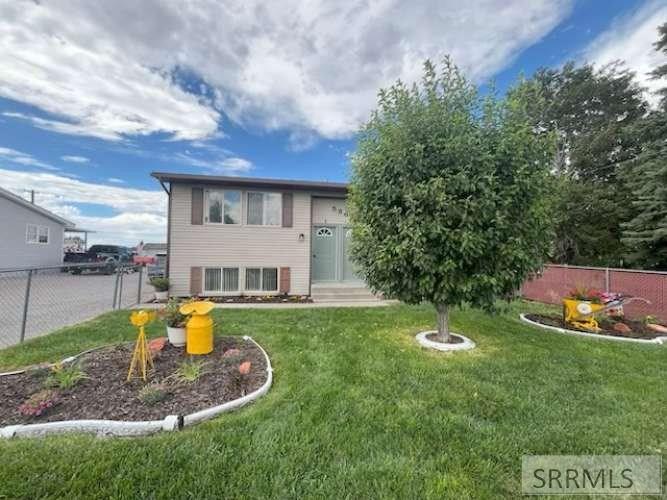 586 Boyd Property Photo 2