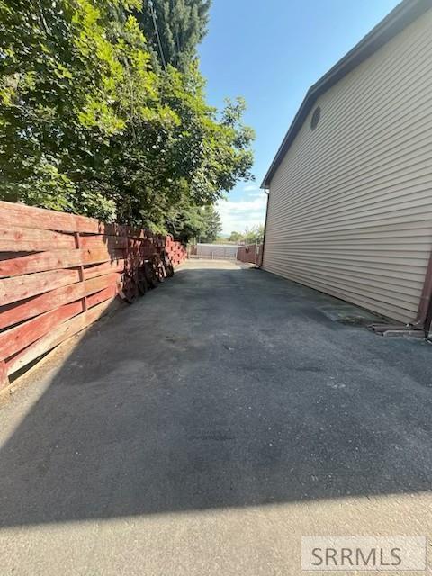 586 Boyd Property Photo 6