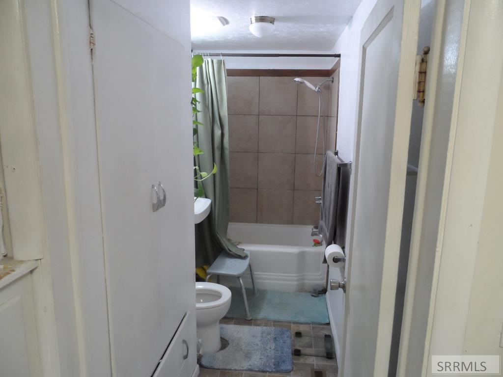 437 W 6th S Property Photo 10