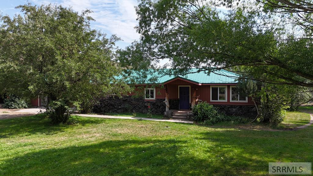 5480 Challis Creek Road Property Photo 1