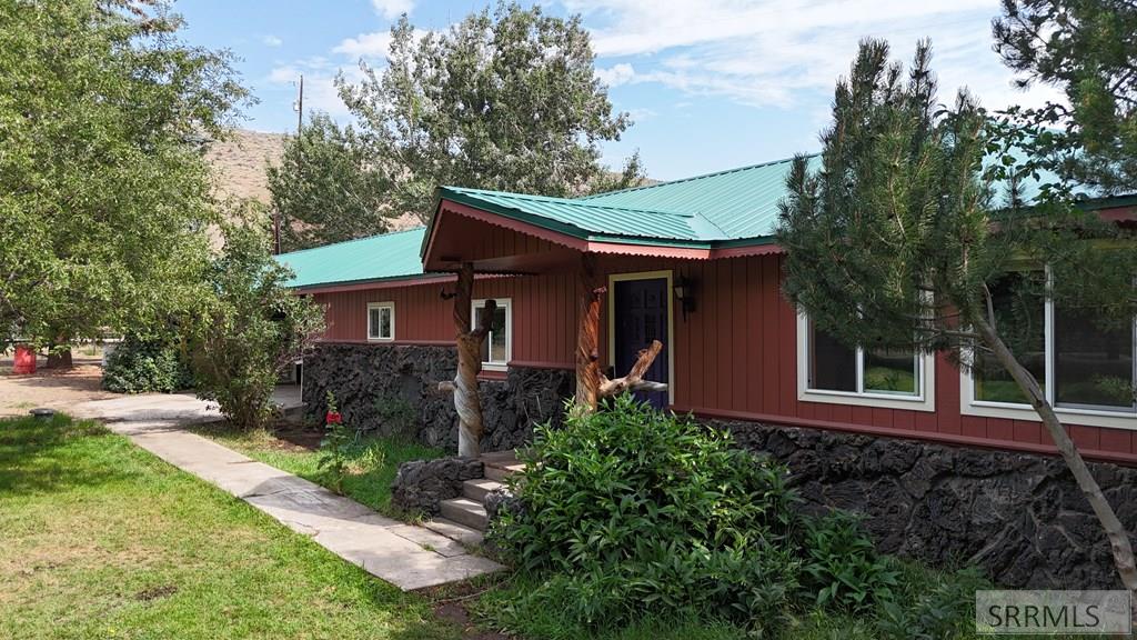 5480 Challis Creek Road Property Photo 6