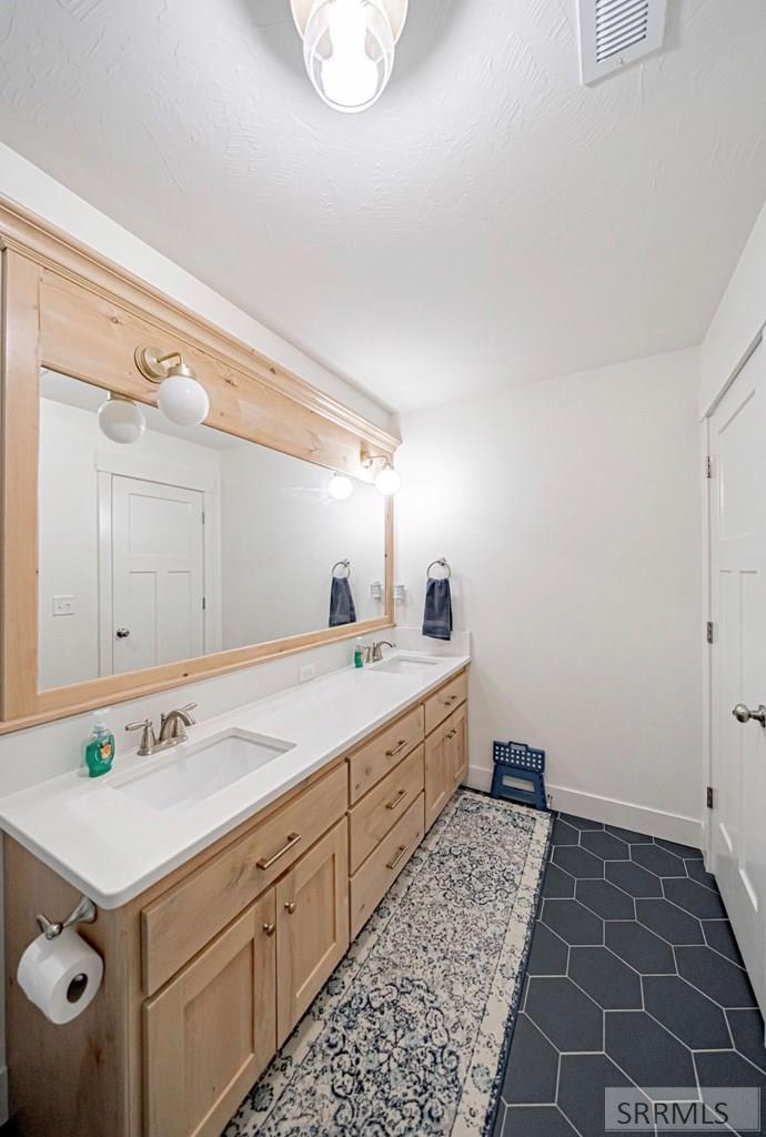 655 N Lincoln Street Property Photo 55