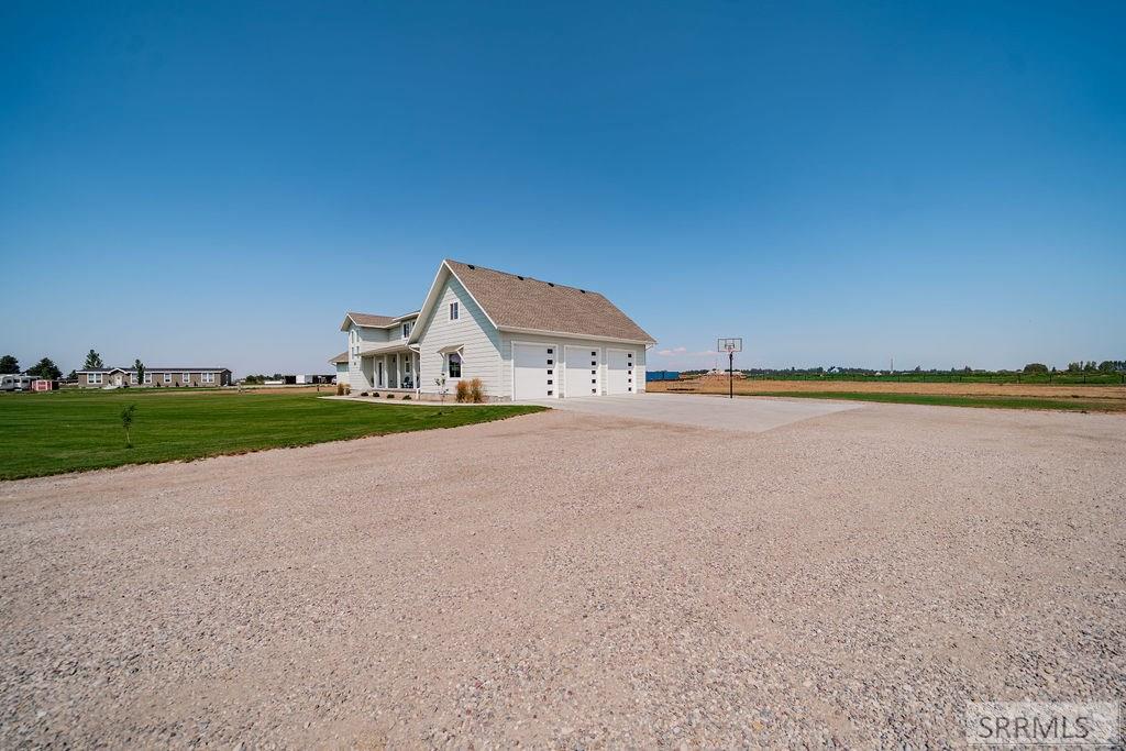 956 E 1100 N Property Photo 4
