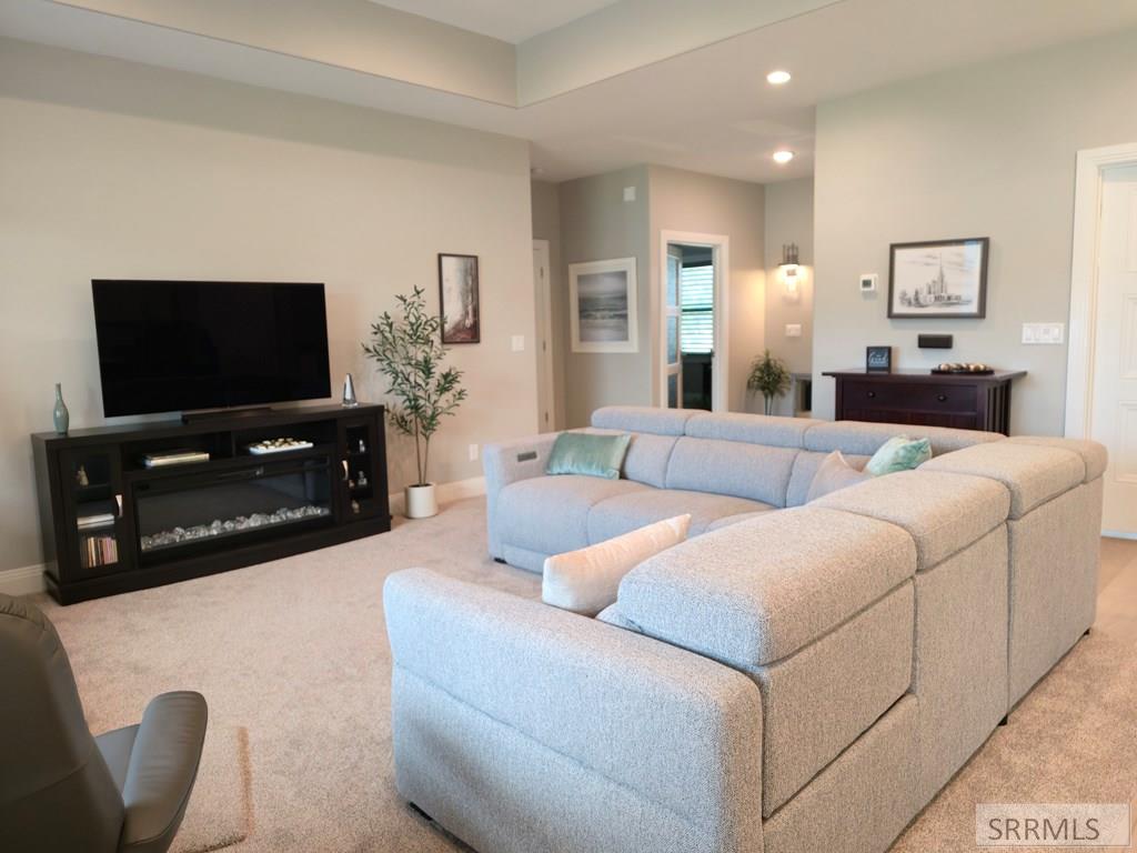 1012 Cypress Loop Property Photo 2