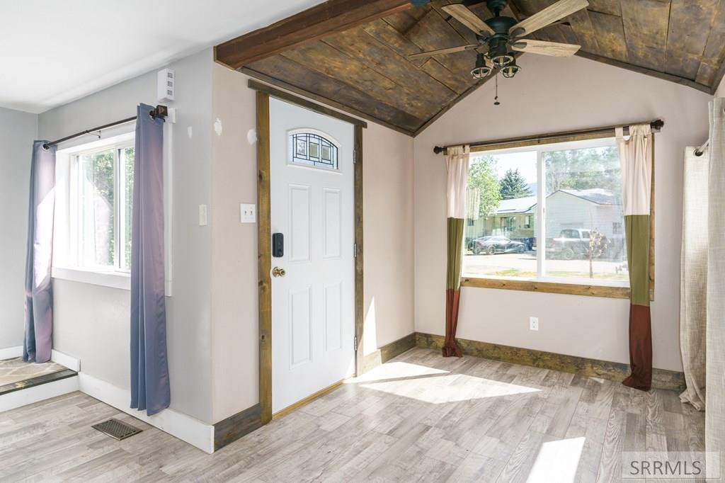904 Bannock Road Property Photo 4