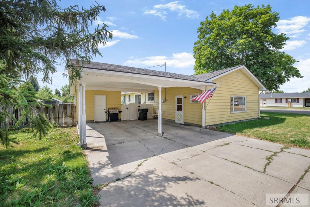 425 Horrocks Drive Property Photo 3