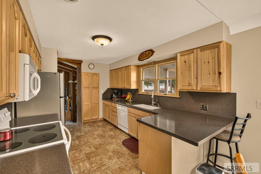 425 Horrocks Drive Property Photo 9