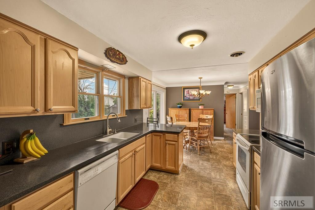 425 Horrocks Drive Property Photo 10