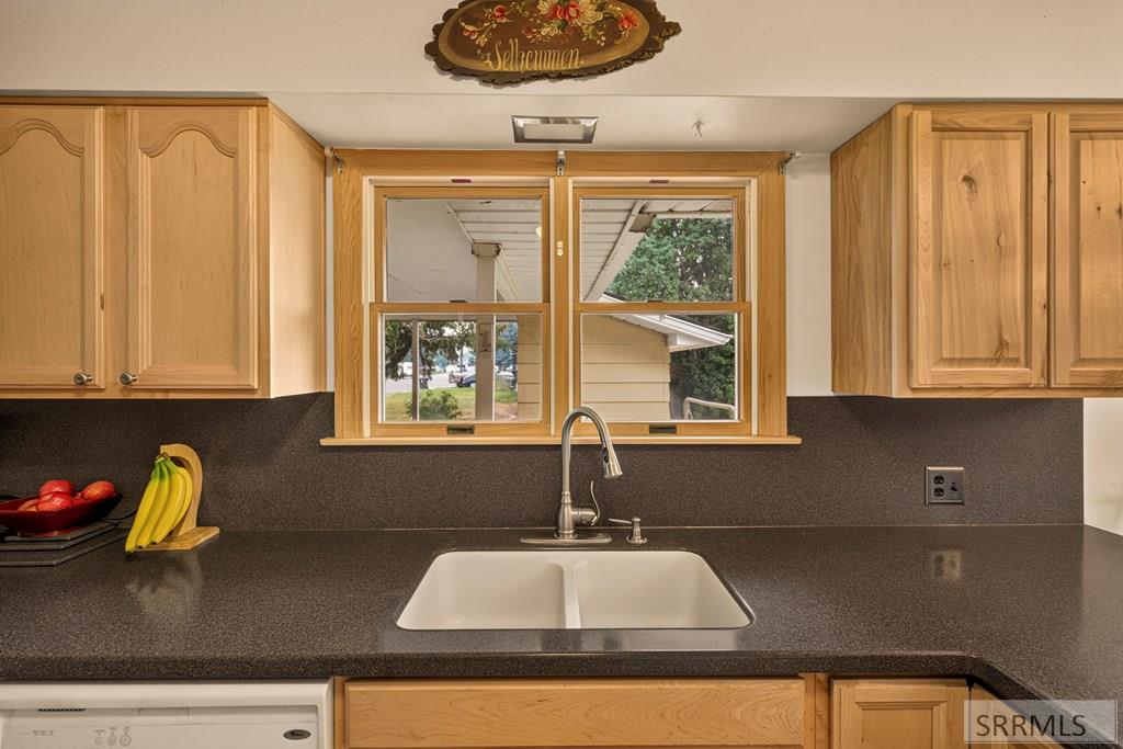 425 Horrocks Drive Property Photo 12