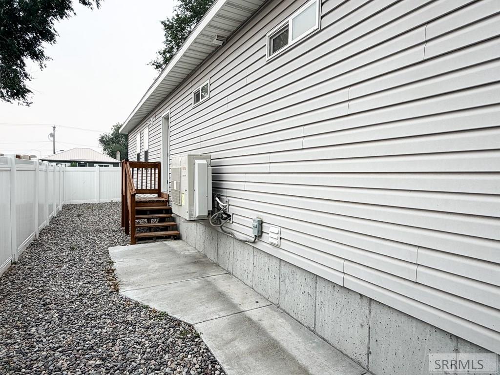 150 E 2nd Street Property Photo 28