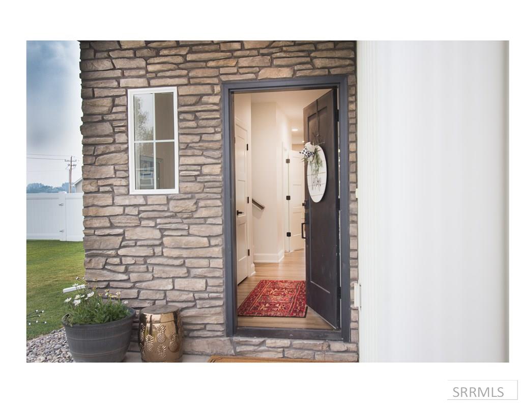 2046 47th Street Property Photo 3