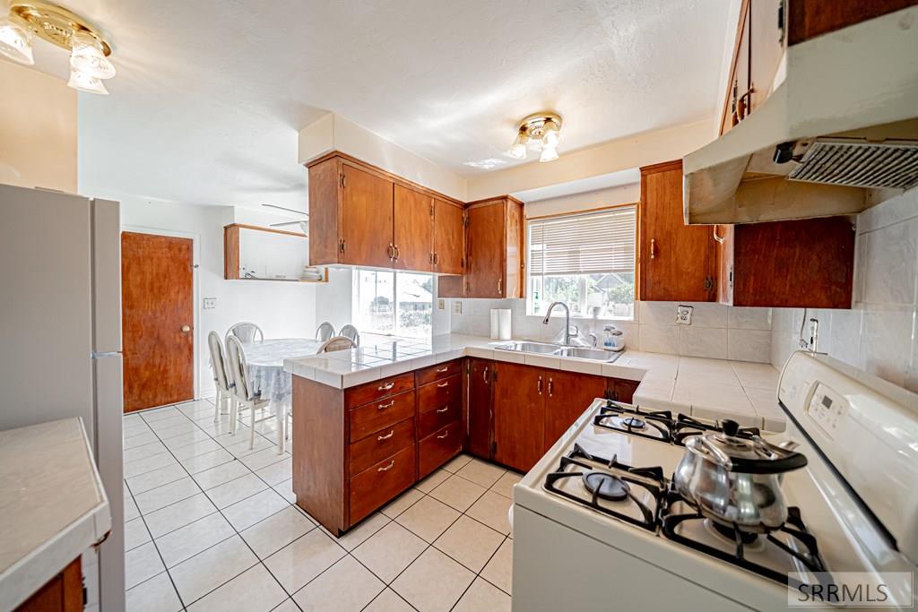1054 Jefferson Avenue Property Photo 4