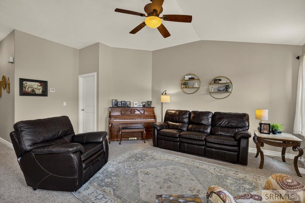 349 La Montagna Strada Property Photo 7