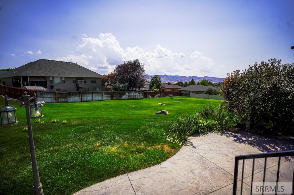 2749 Hillview Drive Property Photo 2