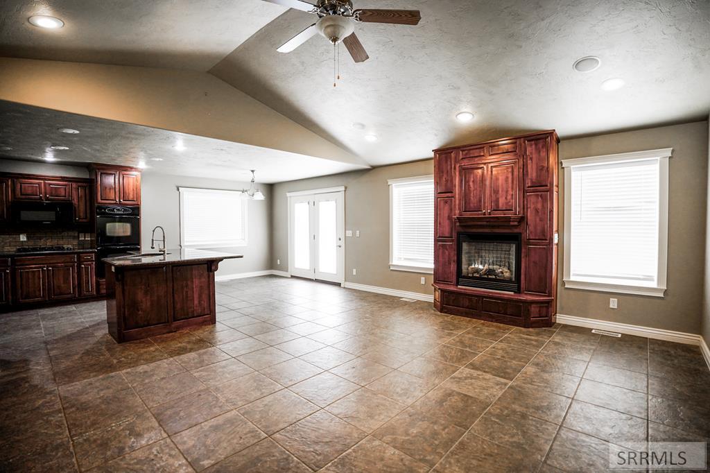 2749 Hillview Drive Property Photo 3