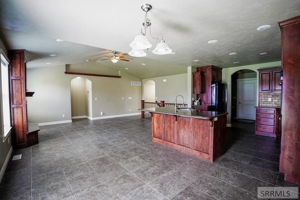 2749 Hillview Drive Property Photo 5
