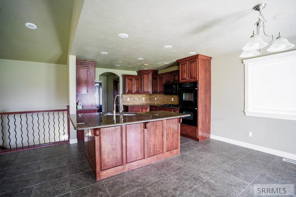 2749 Hillview Drive Property Photo 6