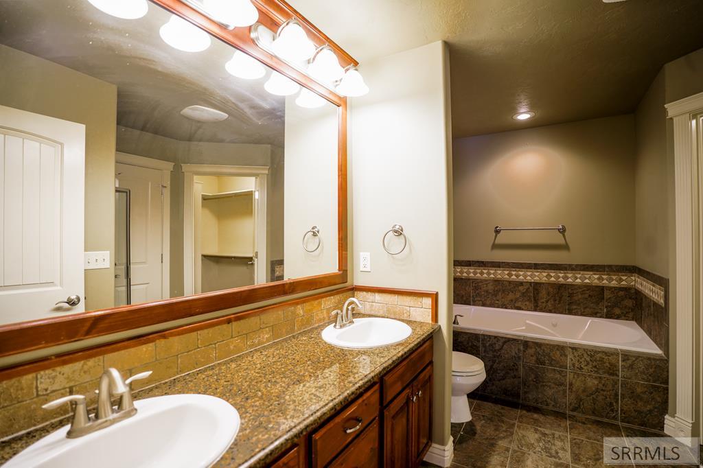 2749 Hillview Drive Property Photo 8