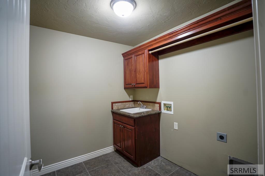 2749 Hillview Drive Property Photo 11