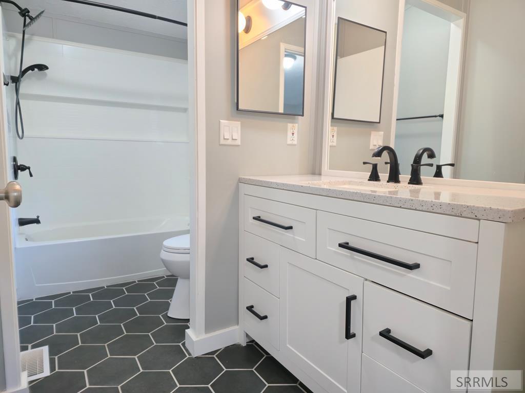 411 Violet Street Property Photo 5