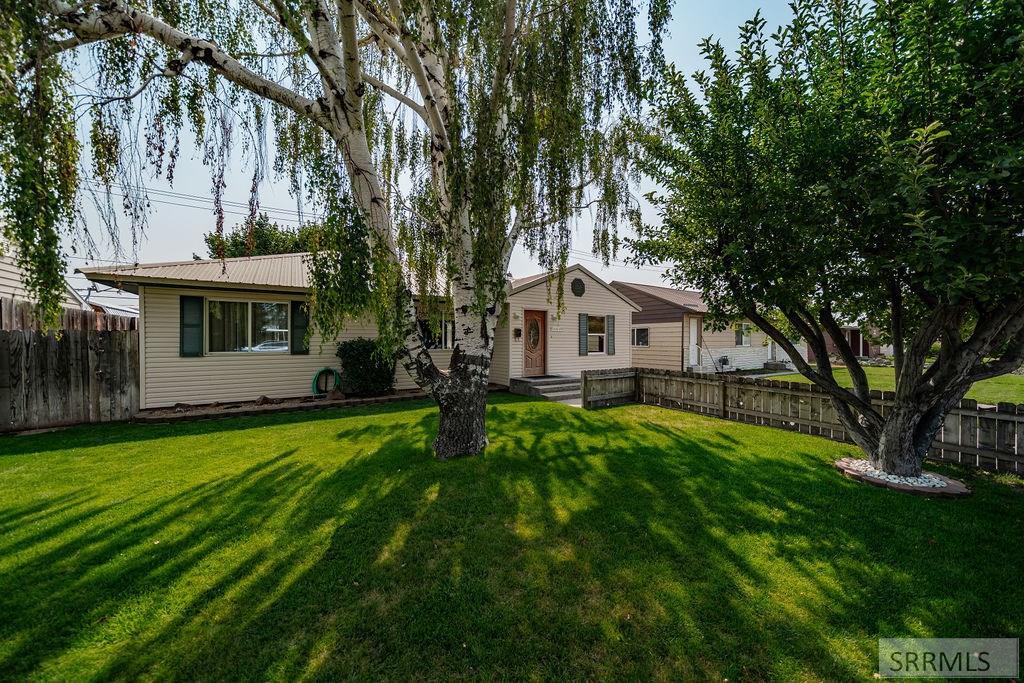 1072 Hillview Avenue Property Photo 2