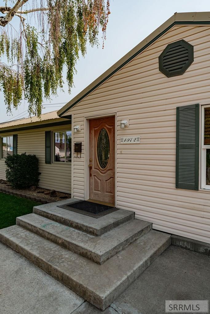 1072 Hillview Avenue Property Photo 4