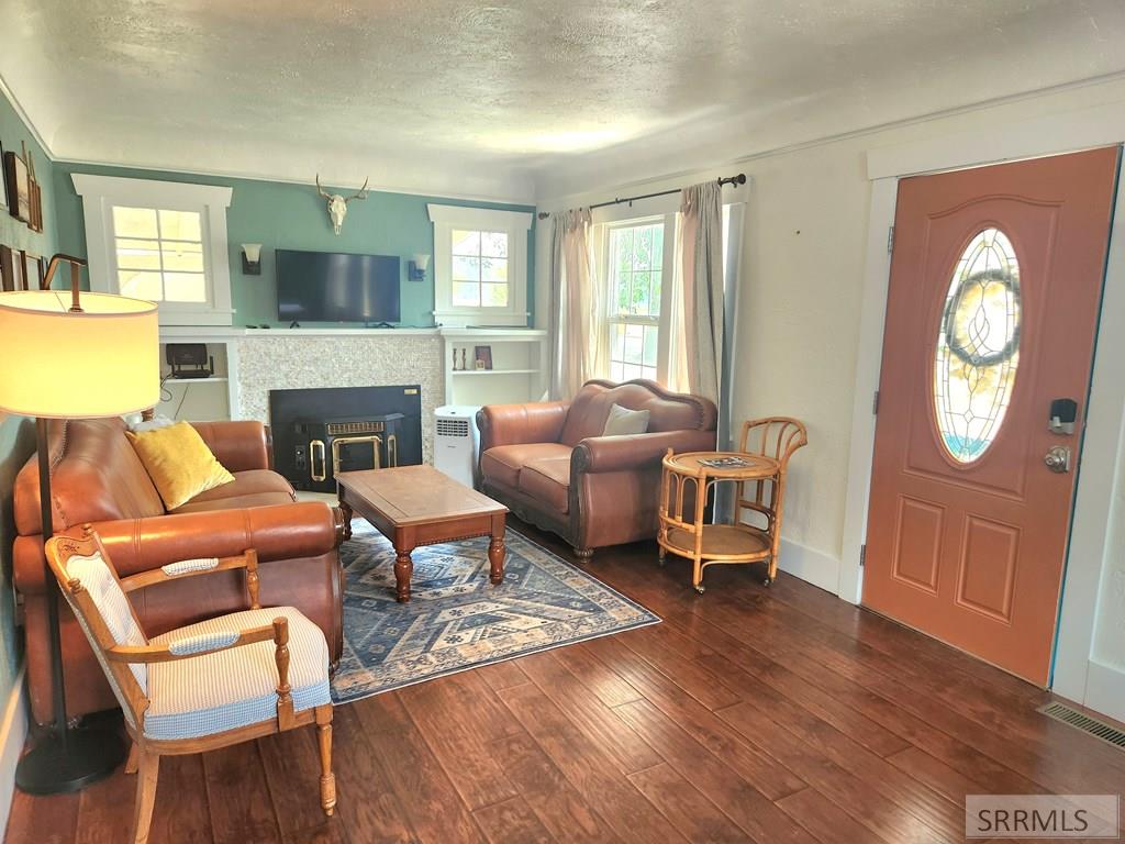 305 4th Street Property Photo 6