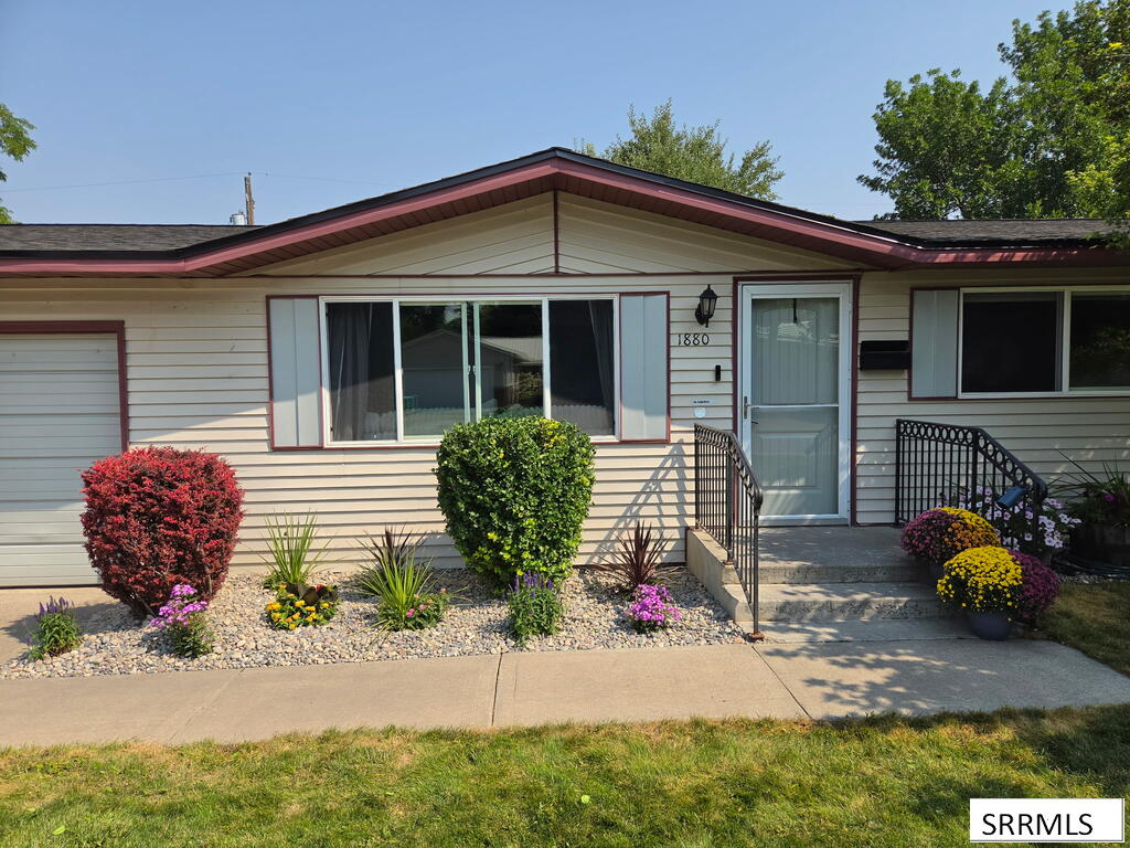 1880 Carmel Drive Property Photo 2
