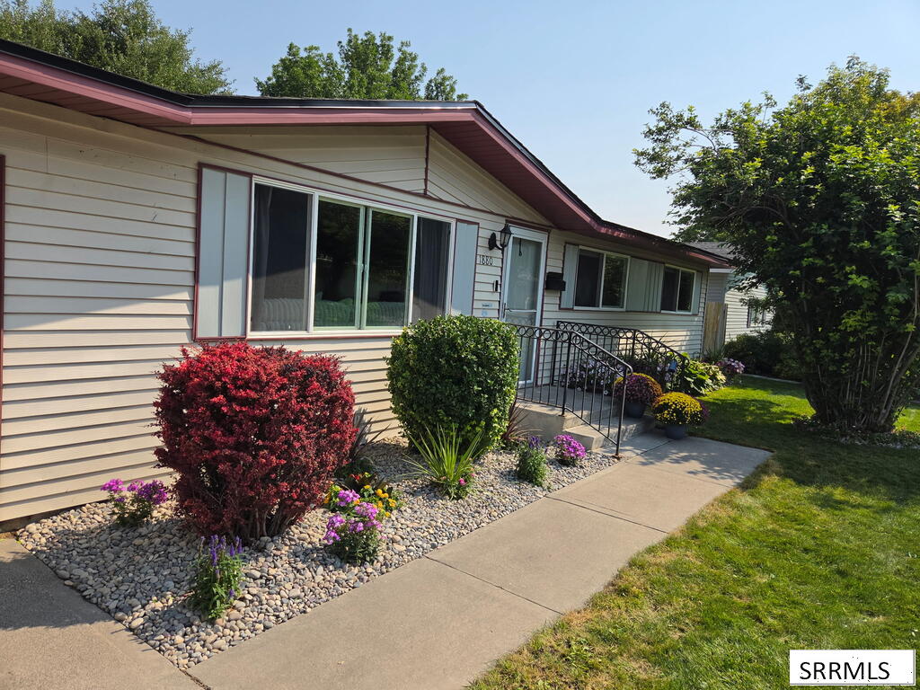1880 Carmel Drive Property Photo 3