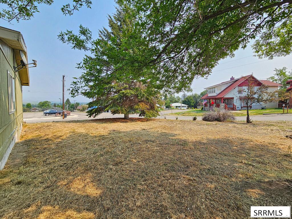 107 W 2nd Street Property Photo 43