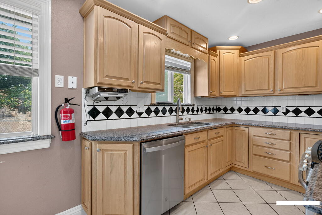 1015 Park Lane Property Photo 13
