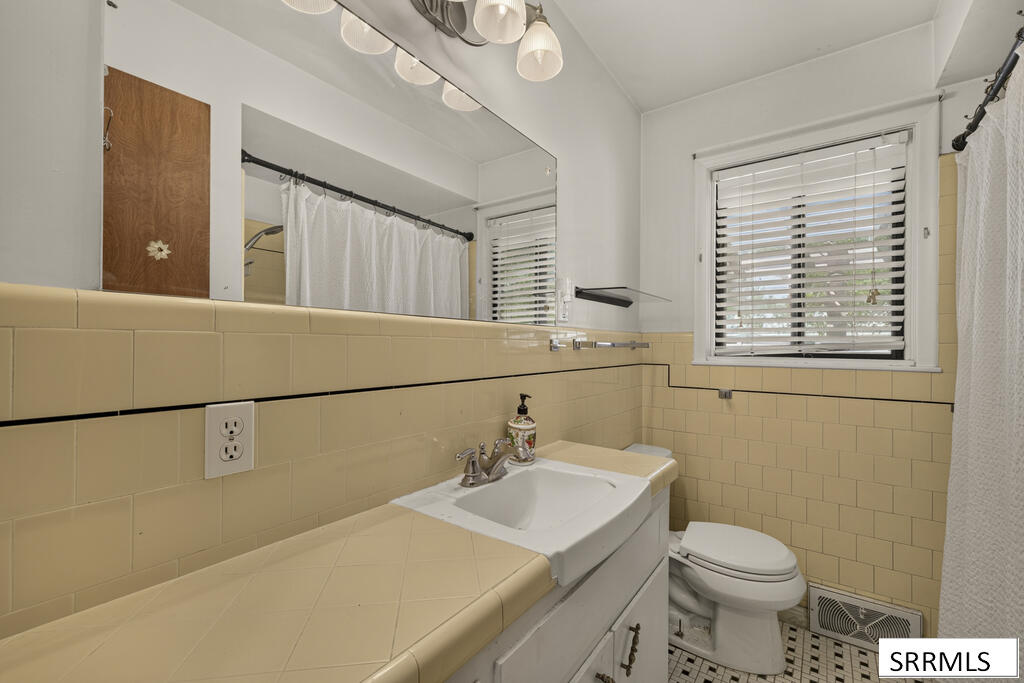 763 Grace Avenue Property Photo 14