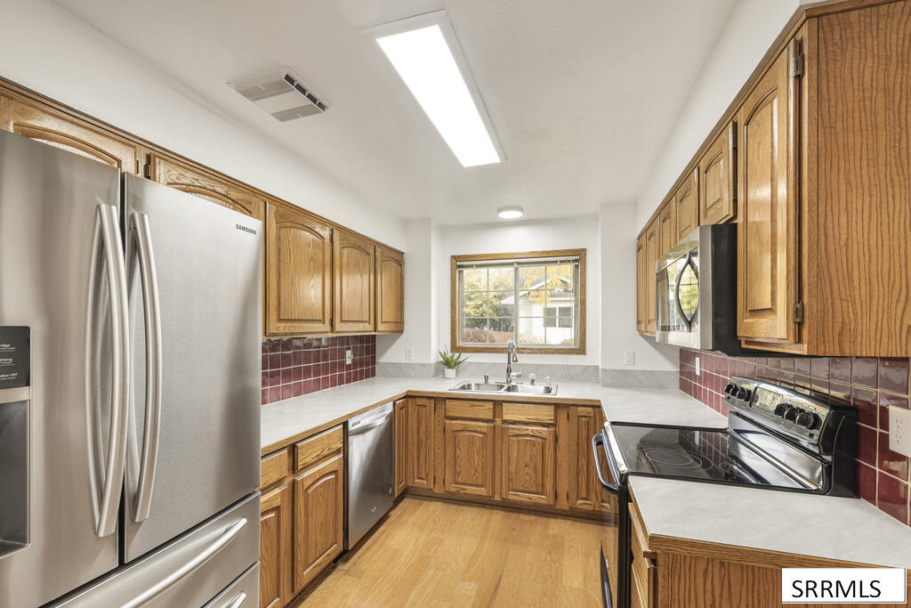 2424 S St Clair Avenue Property Photo 6