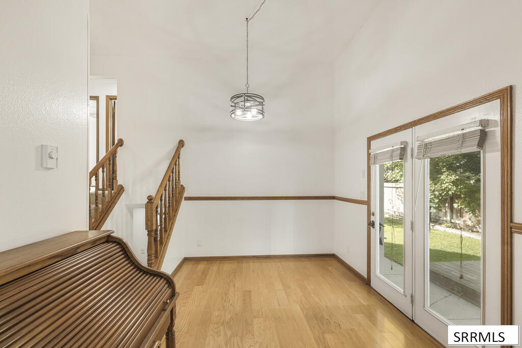 2424 S St Clair Avenue Property Photo 8