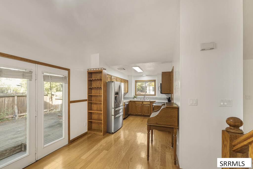 2424 S St Clair Avenue Property Photo 10