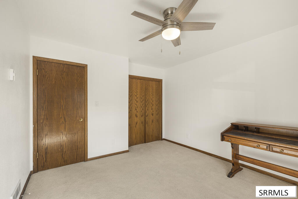 2424 S St Clair Avenue Property Photo 13