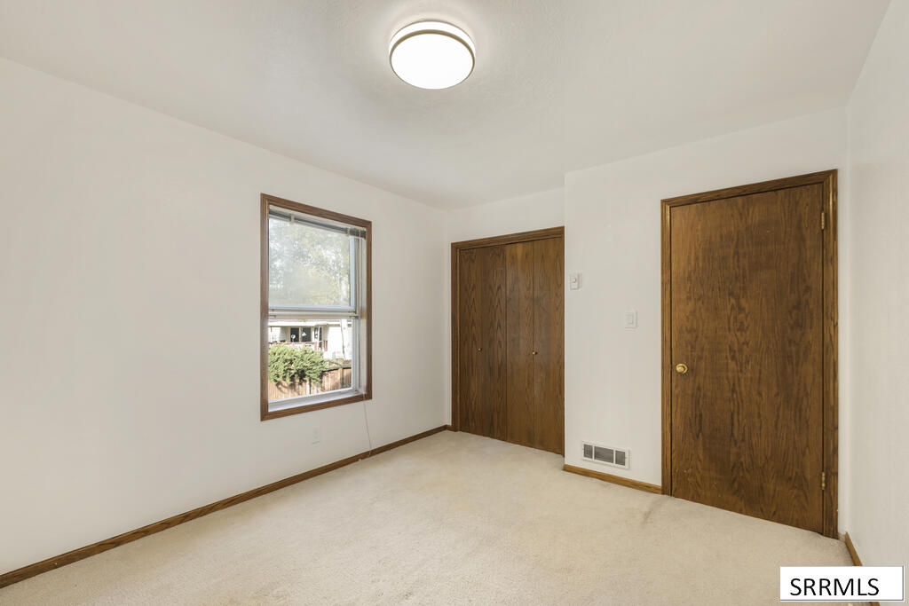 2424 S St Clair Avenue Property Photo 15