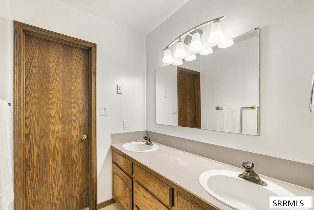 2424 S St Clair Avenue Property Photo 16