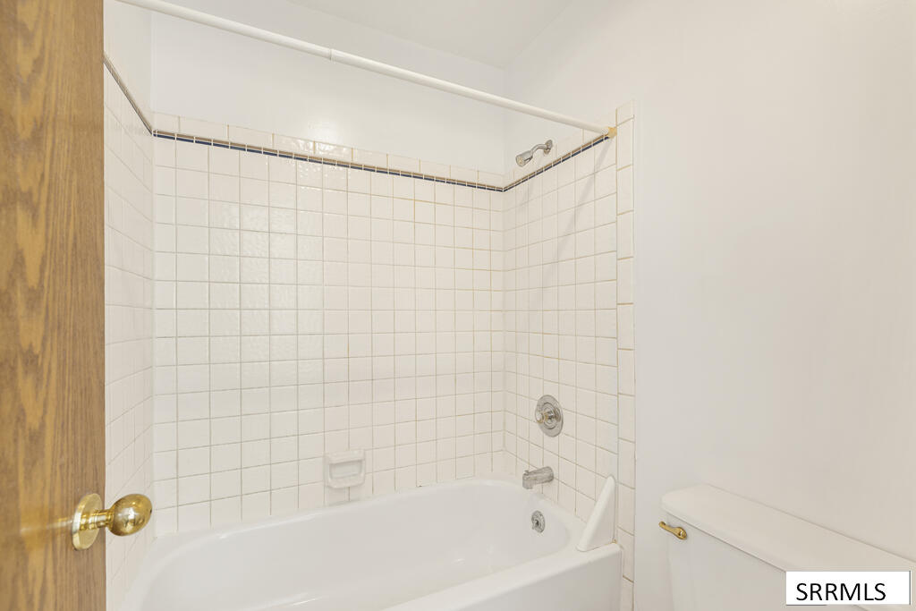 2424 S St Clair Avenue Property Photo 17