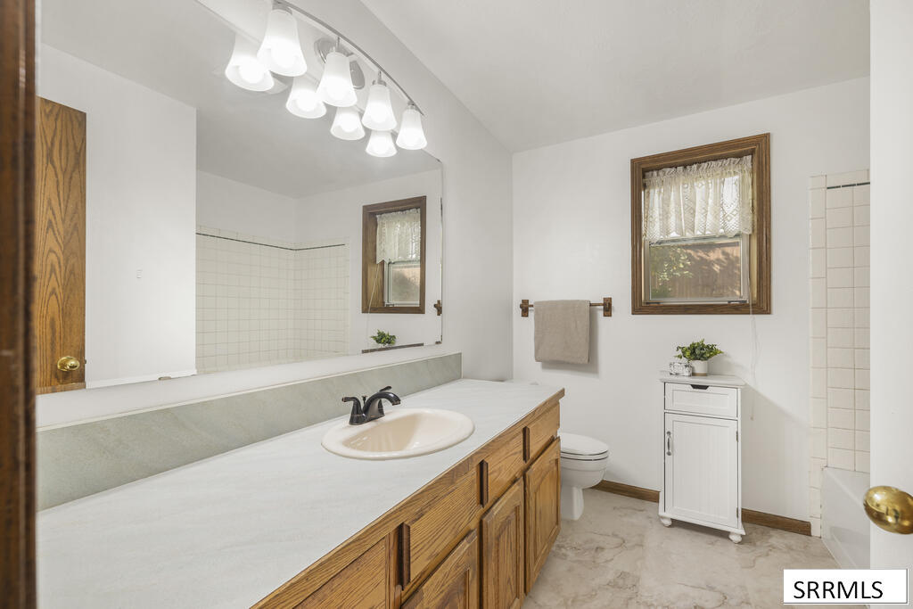 2424 S St Clair Avenue Property Photo 21