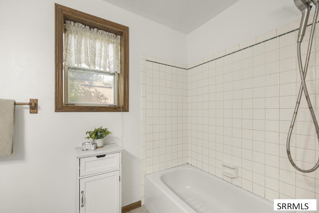 2424 S St Clair Avenue Property Photo 22
