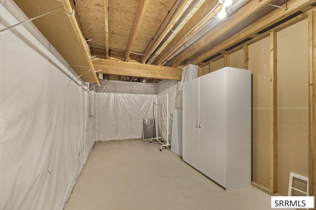 2424 S St Clair Avenue Property Photo 28