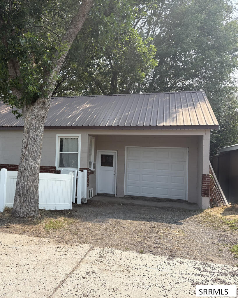 650 S 3rd E Property Photo 2