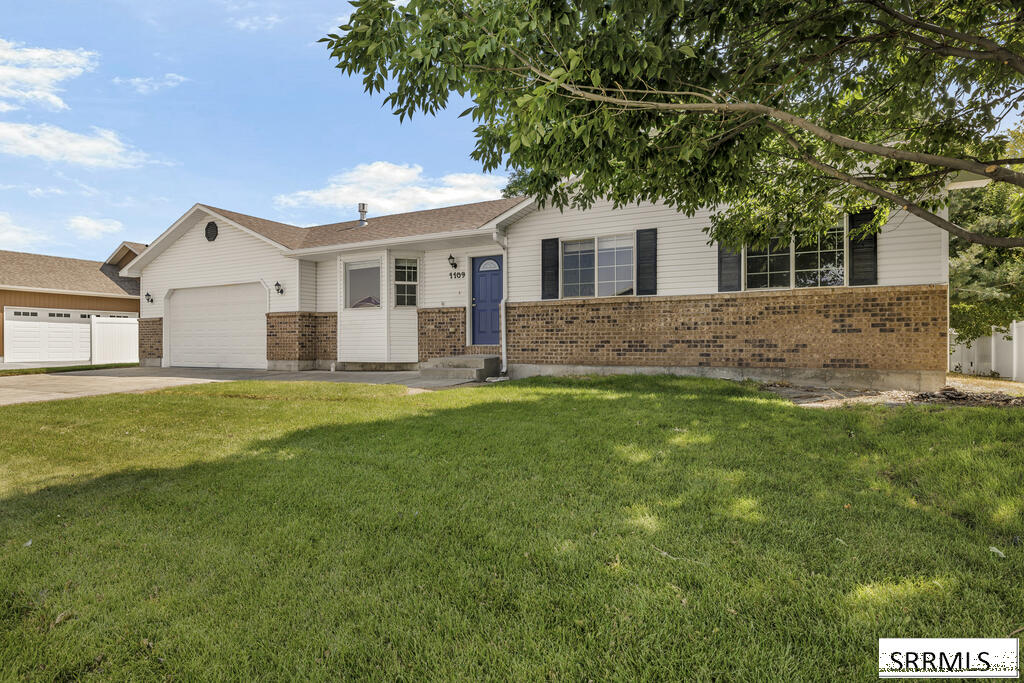1109 S Diamond Circle Property Photo 2