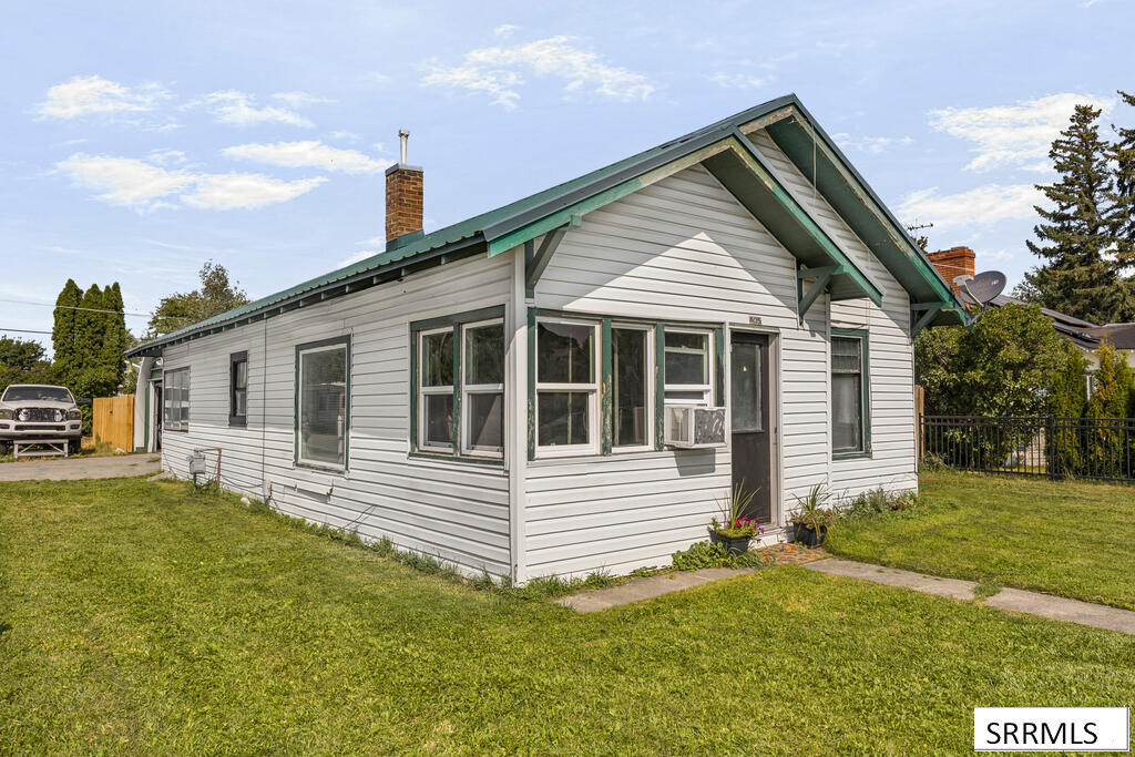 405 1st W Property Photo 1