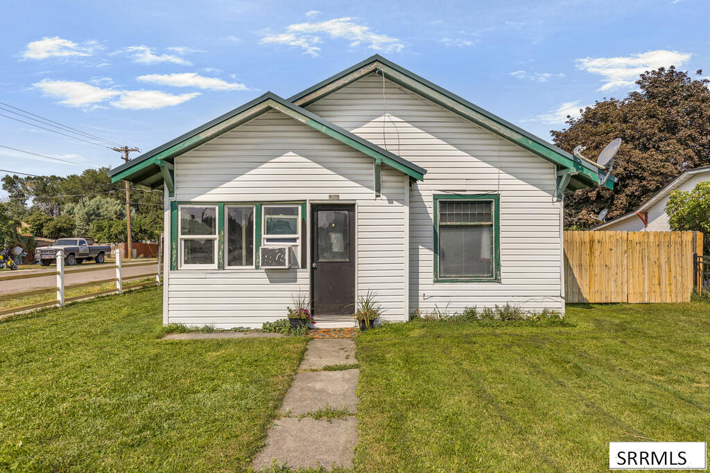 405 1st W Property Photo 2