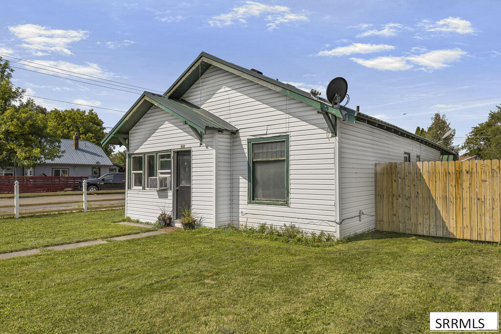 405 1st W Property Photo 3